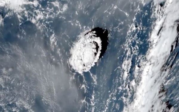 Tonga senza internet per settimane: come un effetto collaterale dell’eruzione condiziona e rallenta i soccorsi