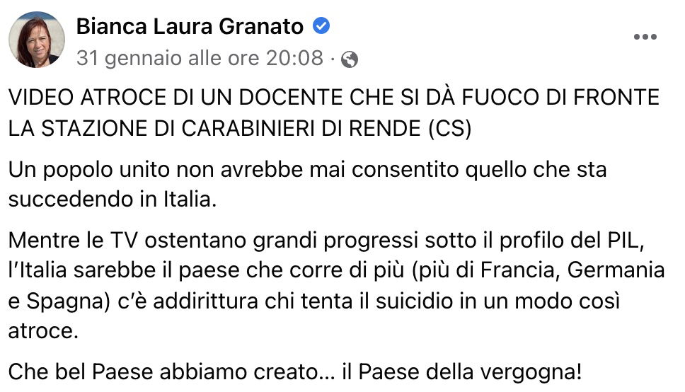 Docente si dà fuoco