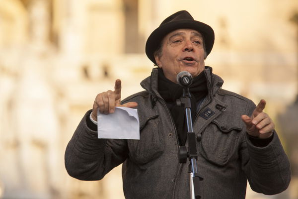 La storia della pagina Facebook di Enrico Montesano non disponibile in Italia (ma all’estero sì)