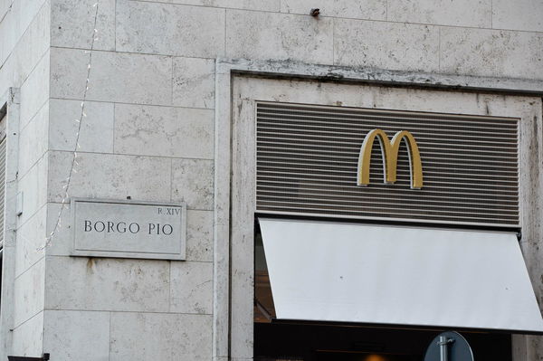 Il ristorante di McDonald’s nel metaverso che però porta cibo vero a casa