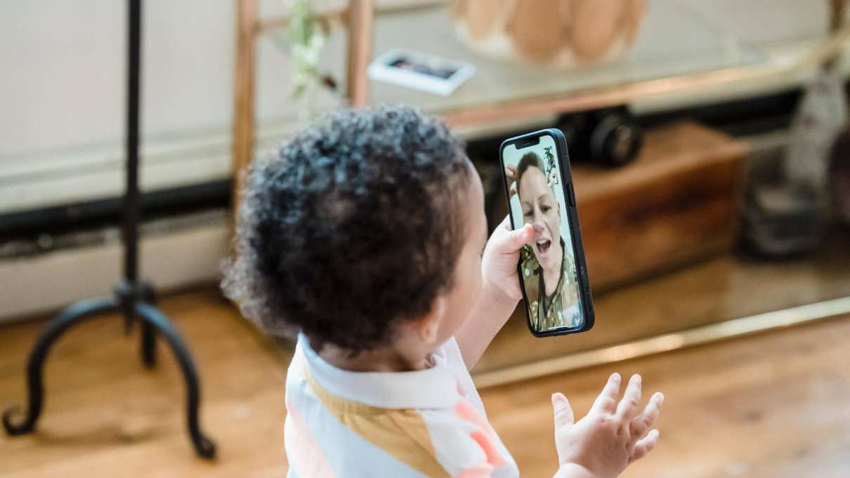 Nativi digitali, forse un po’ troppo: il 55% dei bambini italiani tra i 5 e i 10 anni possiede già uno smartphone article-post