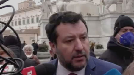 Perché Salvini risponde con i ritornelli quando gli fanno le domande davanti ai giornalisti? article-post