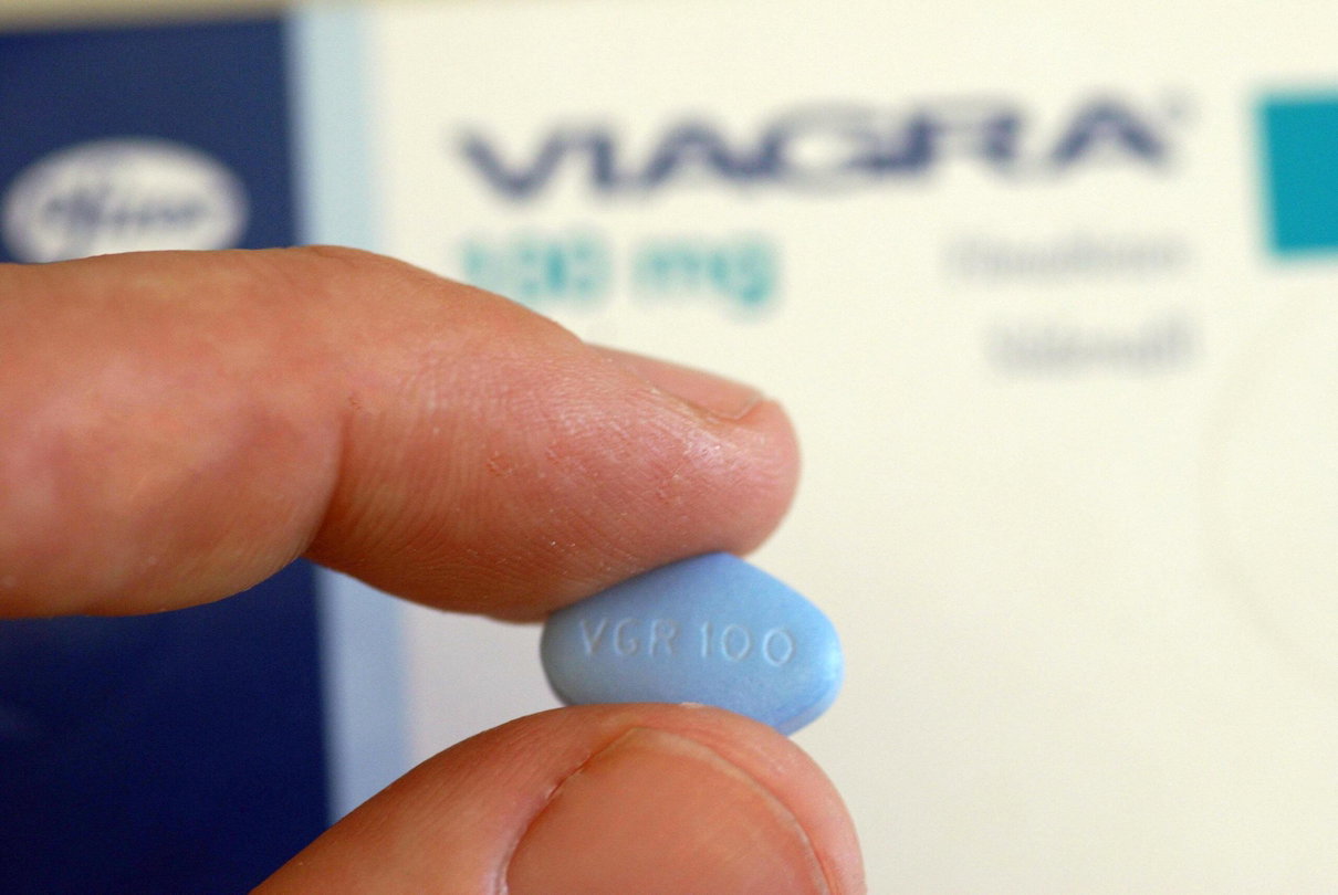 Gabanelli: «Almeno 46 farmacie online offrono il Viagra illegalmente» article-post
