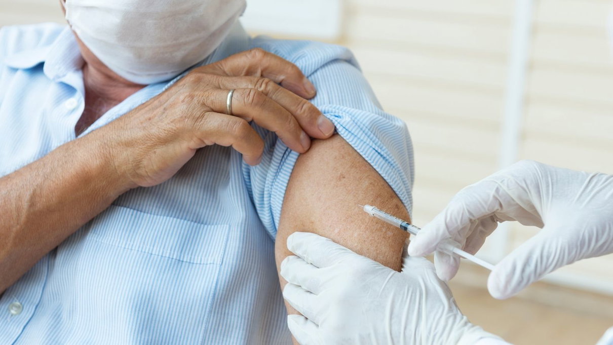 La bufala della terza dose di vaccino anti Covid che causa l’AIDS article-post