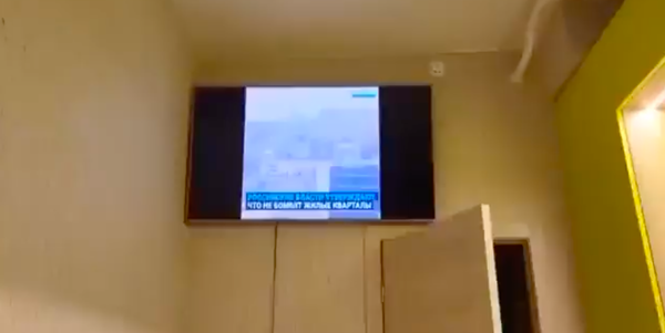 Anonymous è di nuovo “entrato” nella tv russa per mandare in onda le scene della guerra