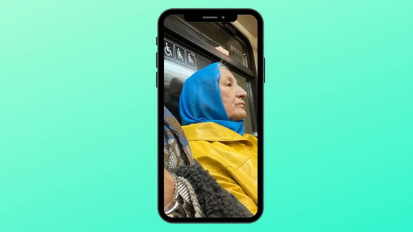 La storia della foto di una donna che indossa abiti “gialloblù” (e non è una tifosa dell’Hellas)