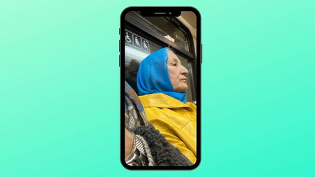 La storia della foto di una donna che indossa abiti “gialloblù” (e non è una tifosa dell’Hellas) article-post