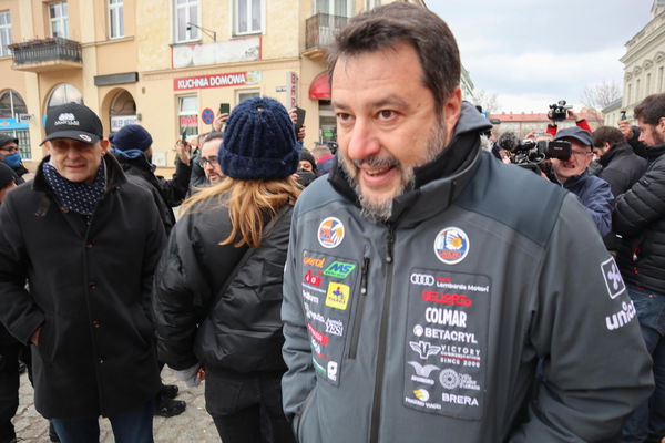 La vera storia del patchwork di sponsor sulla giacca di Salvini in Polonia (e la nota di Audi)