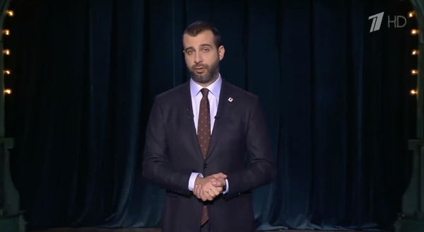 La storia della censura a Ivan Urgant, il conduttore del più famoso show televisivo in Russia