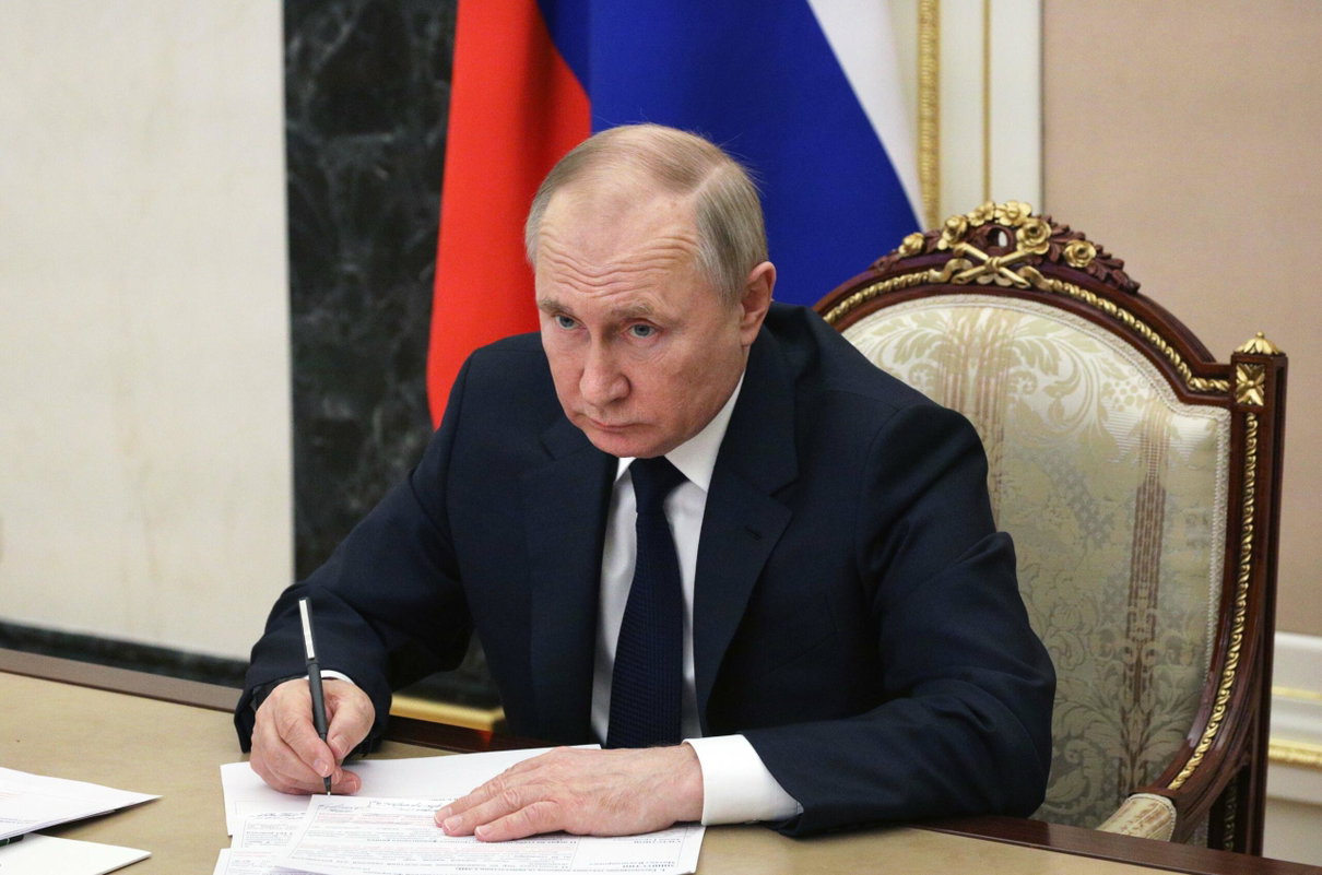 La giornalista russa ha detto che resterà mentre altri fuggono per la nuova legge sulla censura di Putin article-post