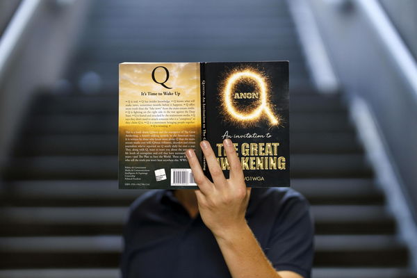 Non ci crederete ma QAnon parteggia per Putin