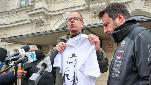 Il timido accenno di Tg1 e Tg2 alla protesta con la maglietta di Putin nei confronti di Salvini