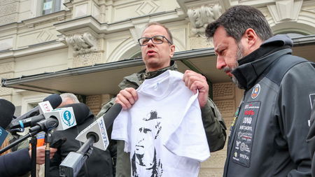 Il timido accenno di Tg1 e Tg2 alla protesta con la maglietta di Putin nei confronti di Salvini article-post