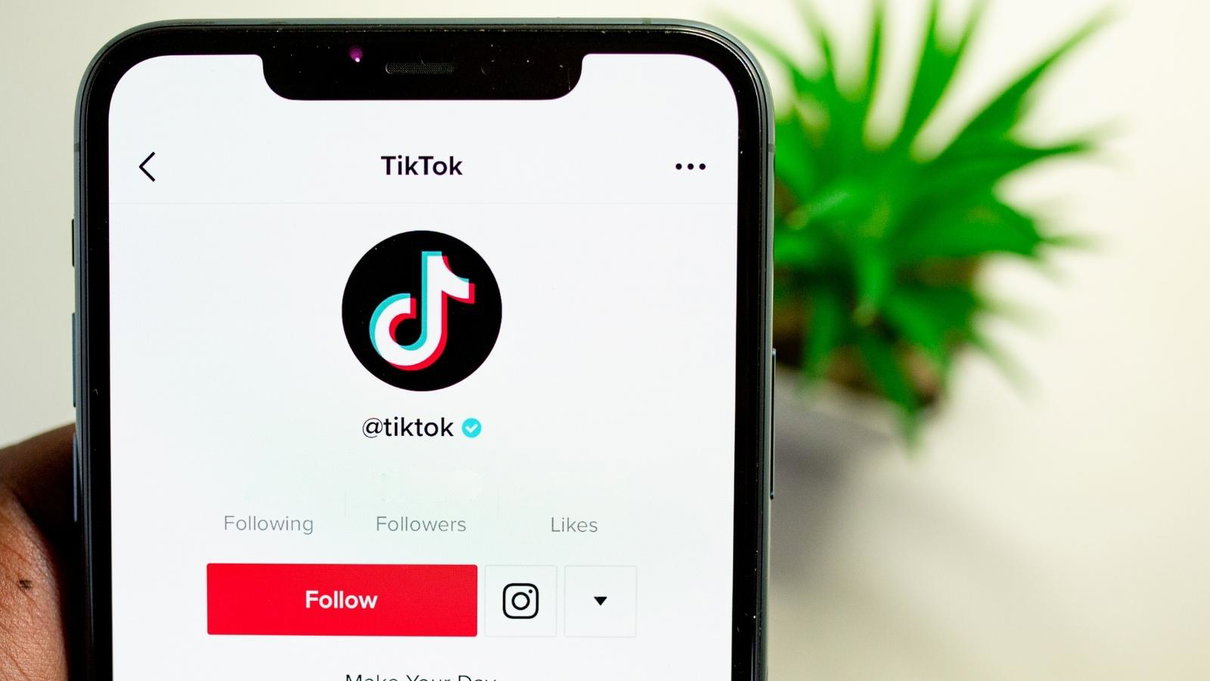 Gli ex moderatori di TikTok fanno causa alla piattaforma per «trauma psicologico» article-post