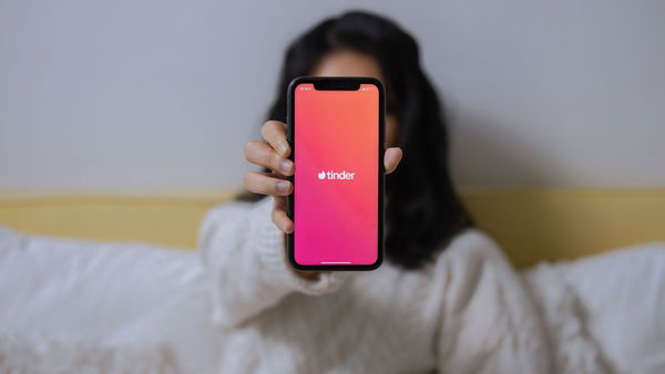 Tinder lavora a un progetto per proteggere le donne da incontri pericolosi