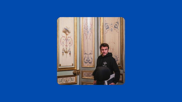 La storia della felpa di Macron, che starebbe imitando lo stile social di Zelensky