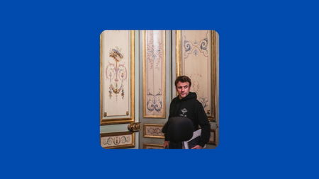 La storia della felpa di Macron, che starebbe imitando lo stile social di Zelensky article-post