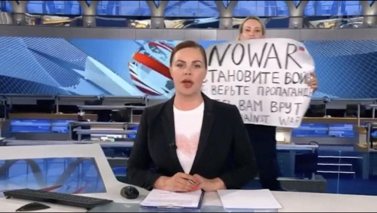 Marina Ovsyannikova si dimette da Channel One, ma rischia ancora 15 anni di carcere article-post