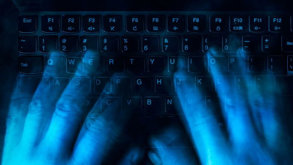 Il caso dell’utente condannato a 150 ore di lavori socialmente utili per un tweet offensivo