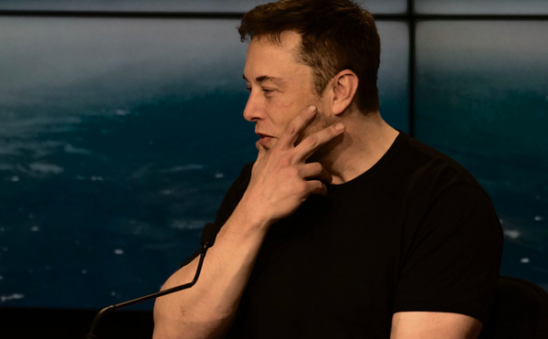 Elon Musk contro YouTube: «È attento al linguaggio ma non alle truffe sul sito»