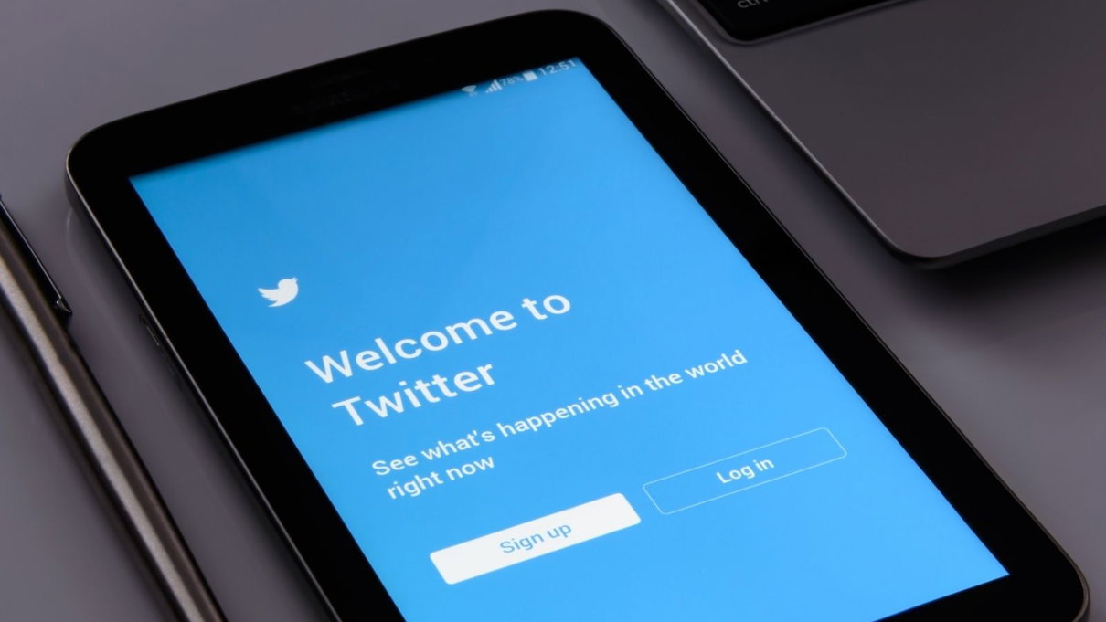 Twitter multato in Russia per non aver rimosso i contenuti su come si confeziona una molotov article-post