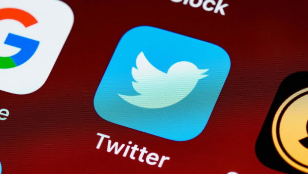 Il caos calmo tra i vertici di Twitter (in attesa di Elon Musk)