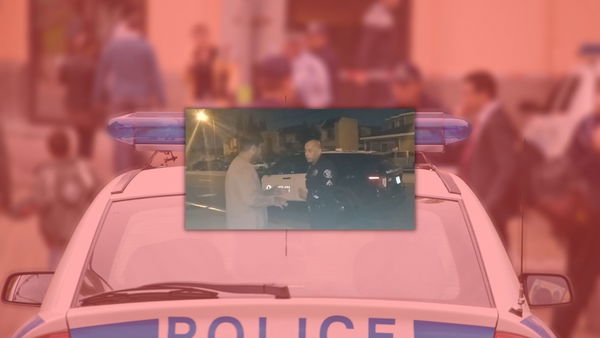 Polizia sfrutta copyright per evitare di finire sui social ma viene ripresa da un consigliere comunale