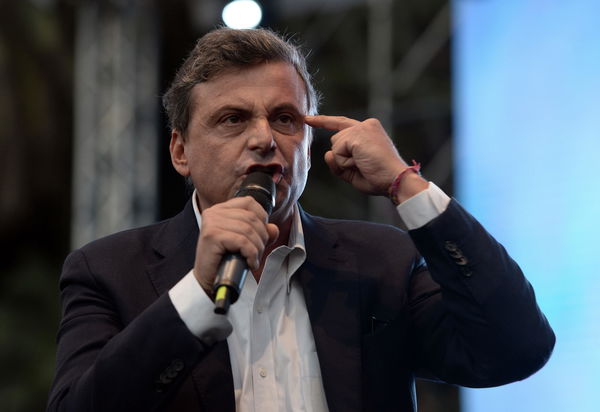 Tutte le cose che Calenda ha dimenticato parlando dello stop all’anonimato sui social