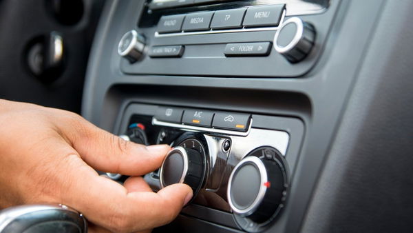 I titoli sull’aria condizionata in auto «vietata questa estate»