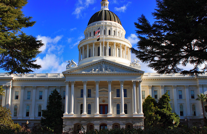 Un disegno di legge della California potrebbe permettere ai genitori di agire contro i social se i loro figli ne diventano dipendenti article-post