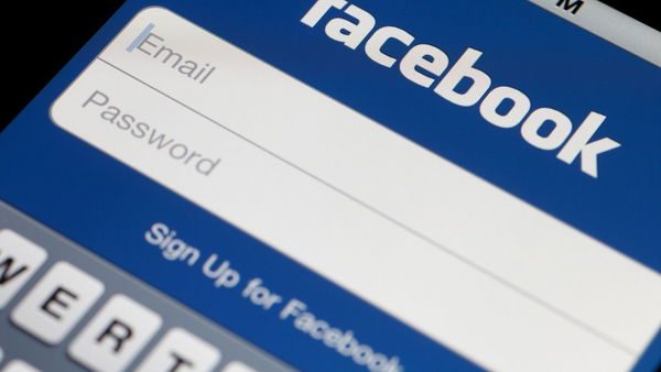 Cosa sta succedendo alla dark mode di Facebook per iOS?