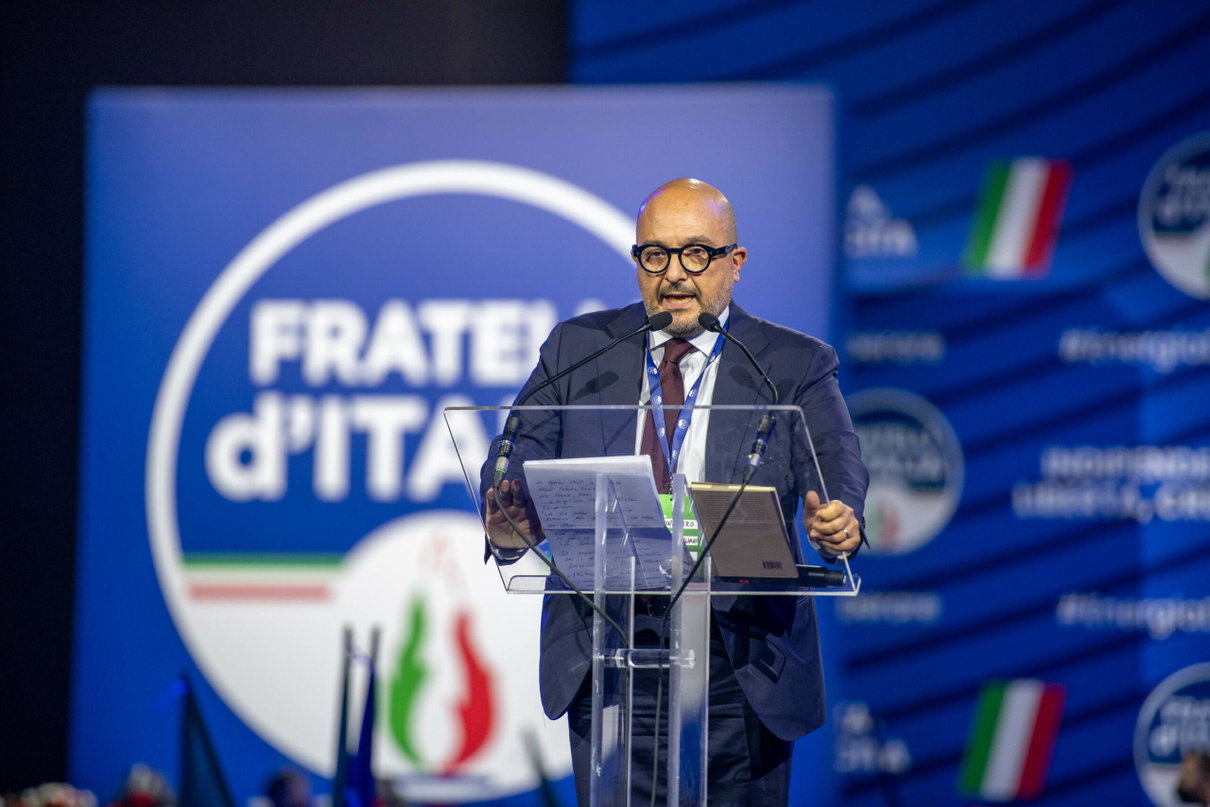 Laganà chiede spiegazioni: «È giusto che il direttore del Tg2 non smentisca una sua eventuale candidatura in FdI?» article-post