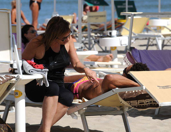 Cos’è successo davvero a Lory Del Santo (che non si è autocommentata su Instagram)