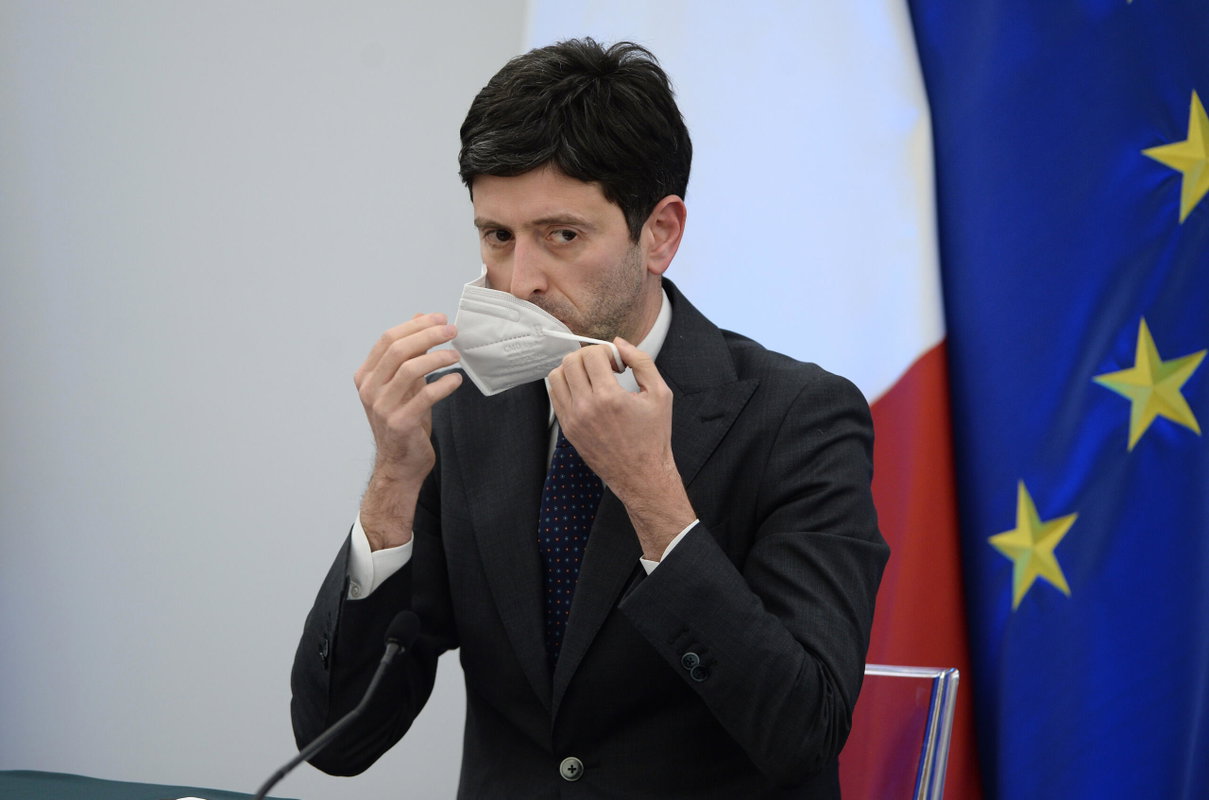 Le 4 persone a processo per le minacce via mail al Ministro della Salute Speranza article-post