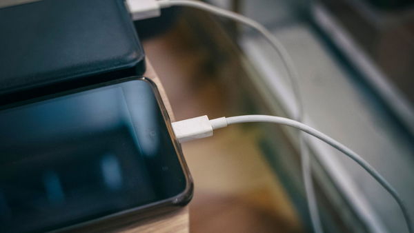 Cosa prevede l’accordo per il caricatore universale raggiunto dall’Ue