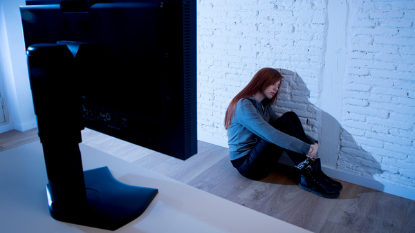 Cos’è il cyberbullismo, quali sono i dati e quali le conseguenze sulle vittime in Italia