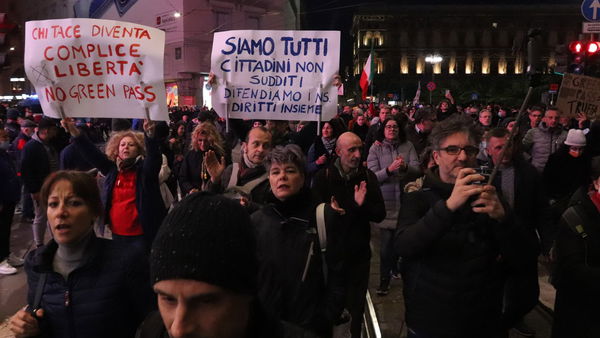 La storia dei falsi vaccini e dei falsi green pass di una lista di vip