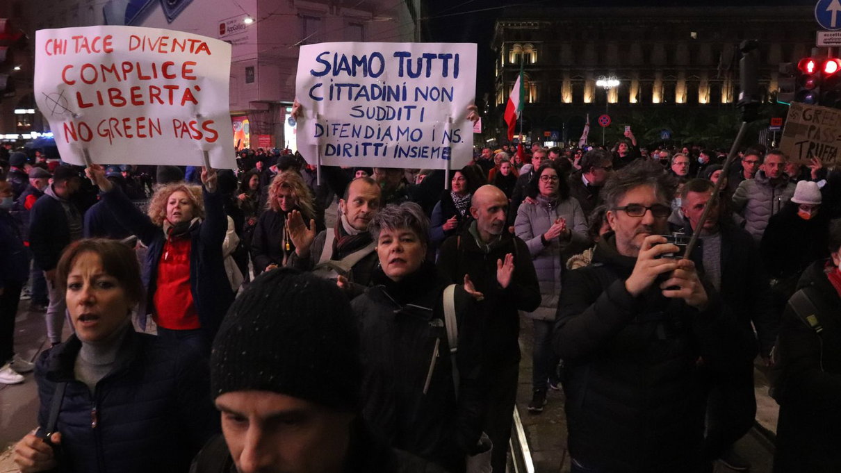 La storia dei falsi vaccini e dei falsi green pass di una lista di vip article-post