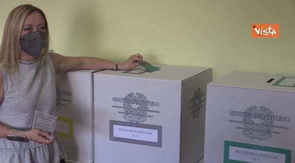 Giorgia Meloni non ha inserito la scheda verde nell’urna grigia del referendum