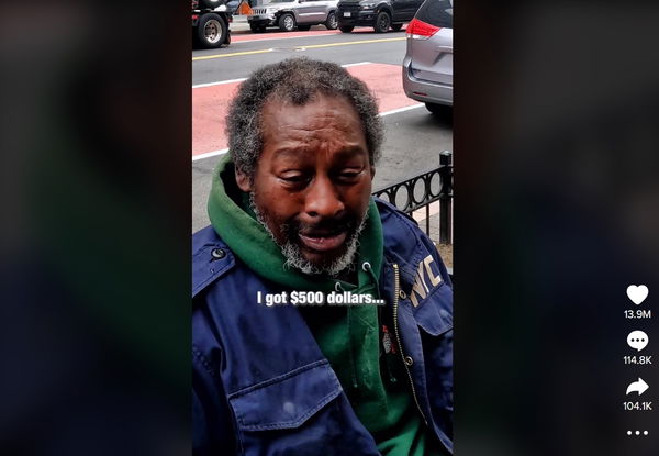 Il dibattito sui video TikTok virali in cui si mostrano atti di beneficenza