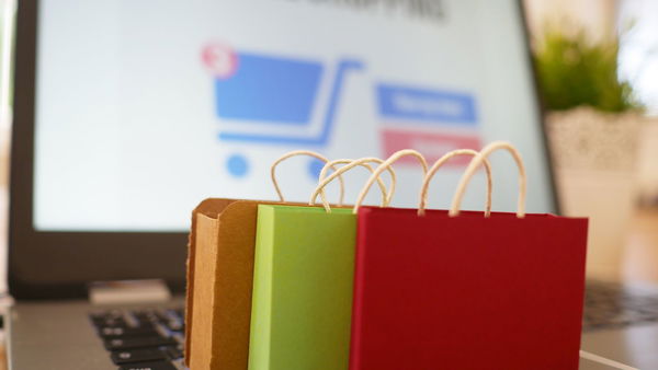 Vinted: come funziona il pagamento per chi vende e per chi acquista