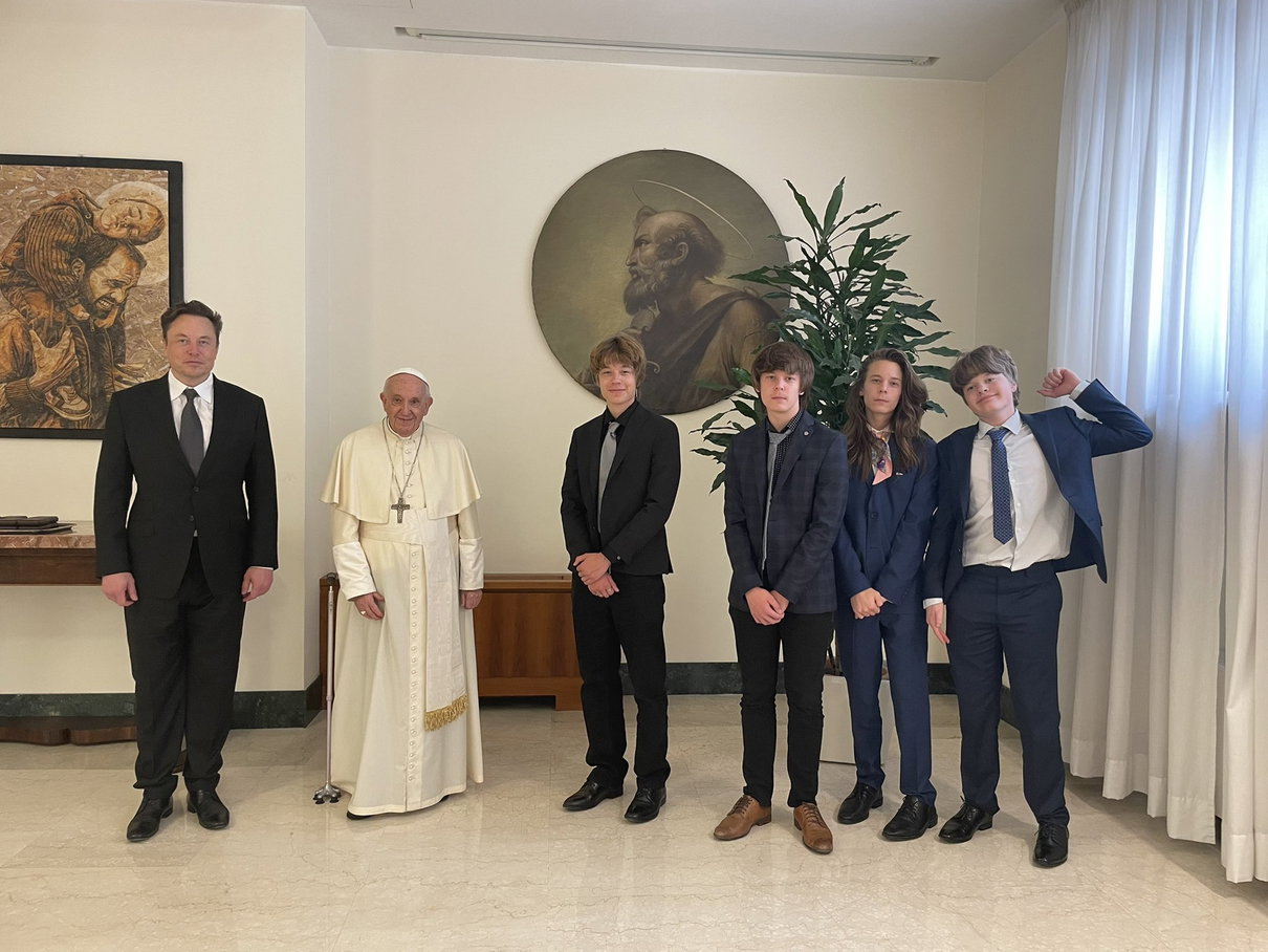 Elon Musk ha incontrato il Papa a Santa Marta article-post
