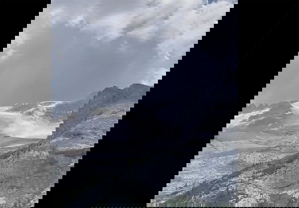 Gli incredibili complotti sulla tragedia della Marmolada “creata ad hoc” per spostare l’attenzione sul cambiamento climatico