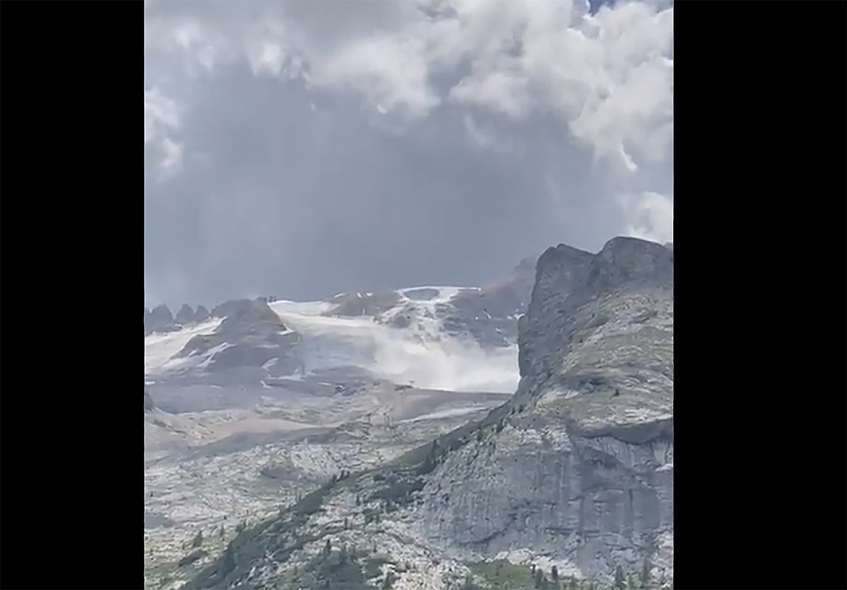 Gli incredibili complotti sulla tragedia della Marmolada “creata ad hoc” per spostare l’attenzione sul cambiamento climatico article-post