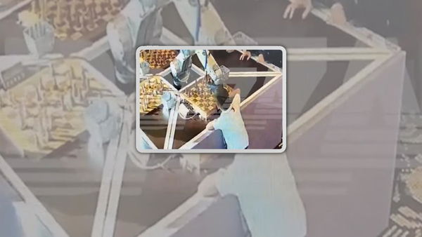 La storia del robot che rompe il dito a un bambino durante una partita a scacchi