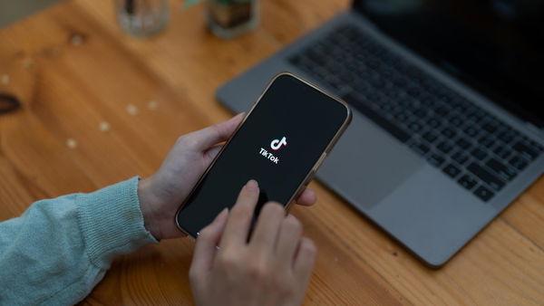 TikTok, moderatori dicono che è stato mostrato video di abusi sessuali su minori