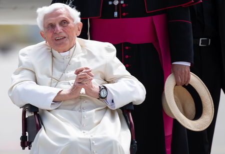 La morte fake (di nuovo) di Papa Ratzinger article-post