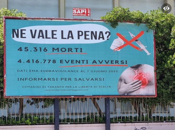 Quel cartellone a Taranto che veicola notizie false sul vaccino anti Covid
