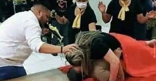 Non c’è alcuna verità nel meme della coppia che fa sesso in chiesa per avere la benedizione per procreare