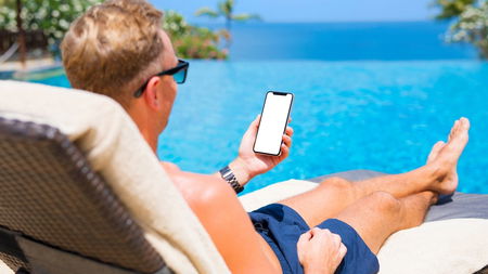 Tra coloro che viaggiano, il 68% usa lo smartphone per lavoro quando è in vacanza article-post